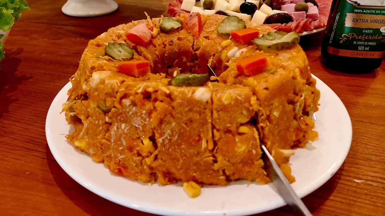 Torta salgada decorada servida no coquetel
