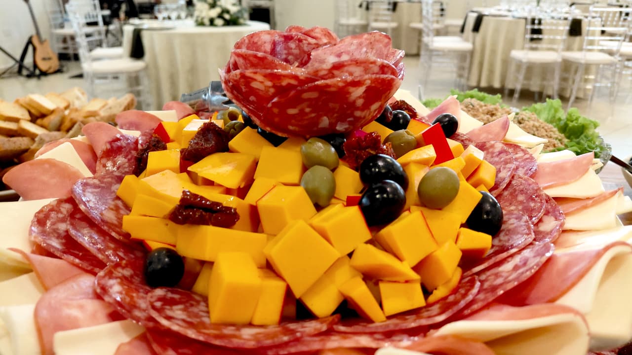 Mesa de frios completa com queijos, azeitonas e pães